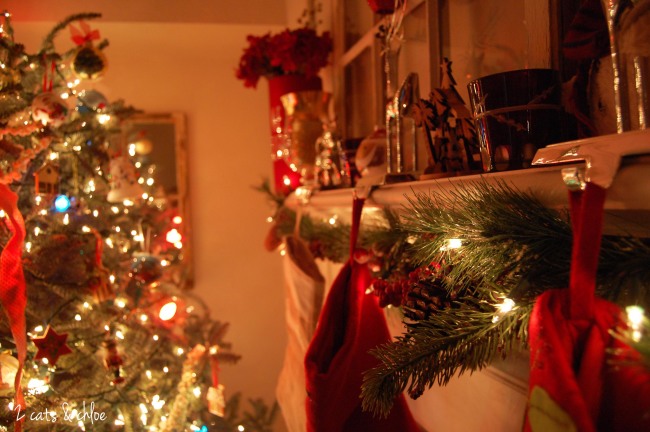 2 cats & chloe: southern style and decorated christmas mantel 