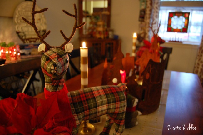 2 cats & chloe: Festive reindeer tablescape