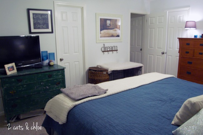 2 cats & chloe: White, Grey, Teal Bedroom