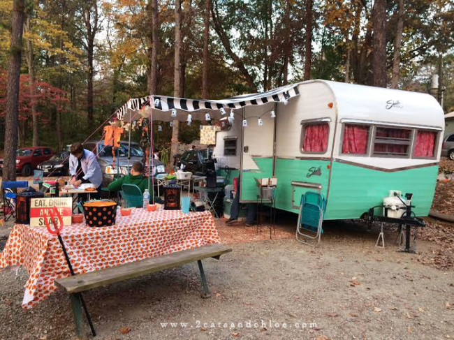 2 cats & chloe: Halloween camping with vintage reissued shasta